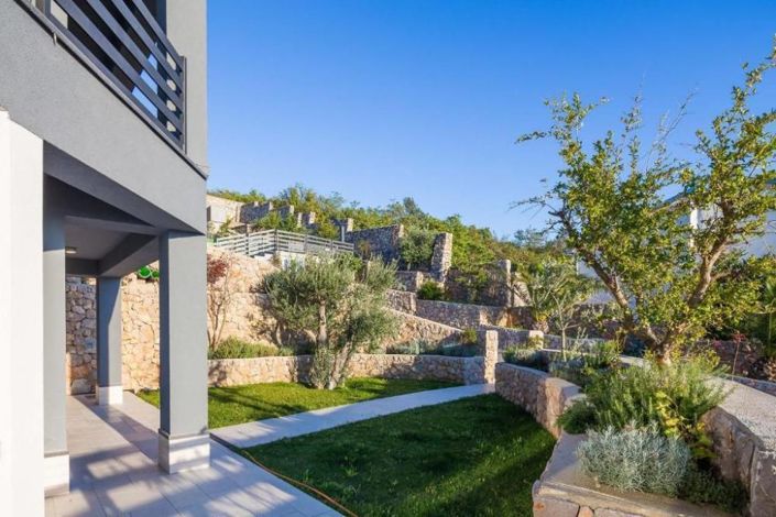 Image No.6-9 Bed Property for sale