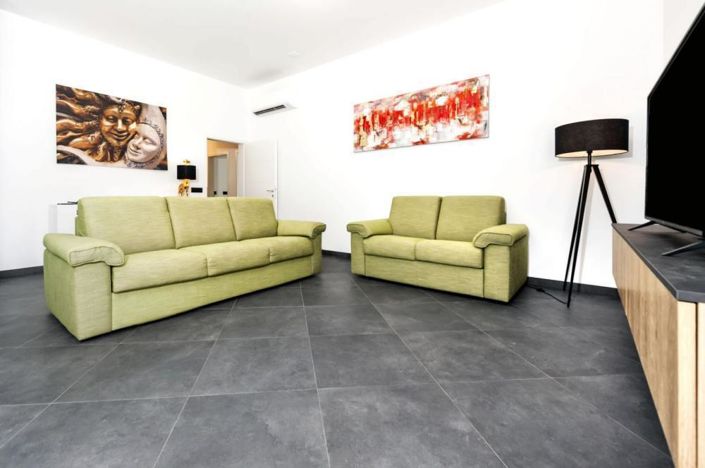 Image No.10-2 Bed Property for sale