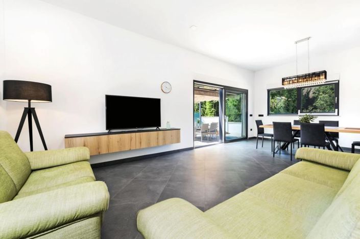 Image No.12-2 Bed Property for sale