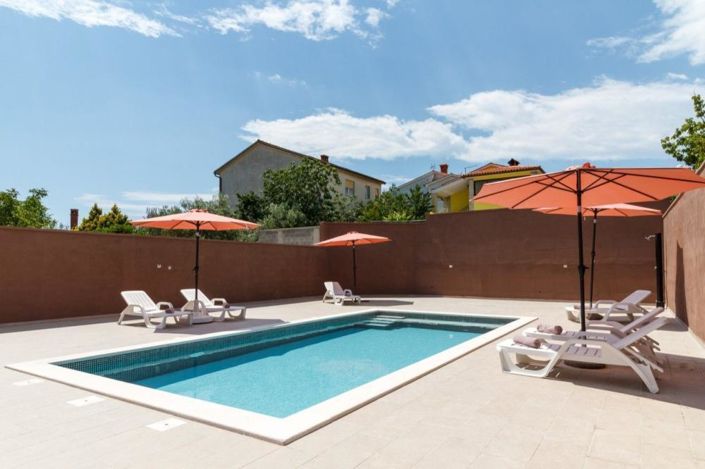 Image No.5-9 Bed Property for sale