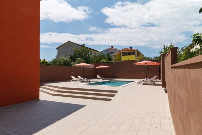 Image No.6-9 Bed Property for sale