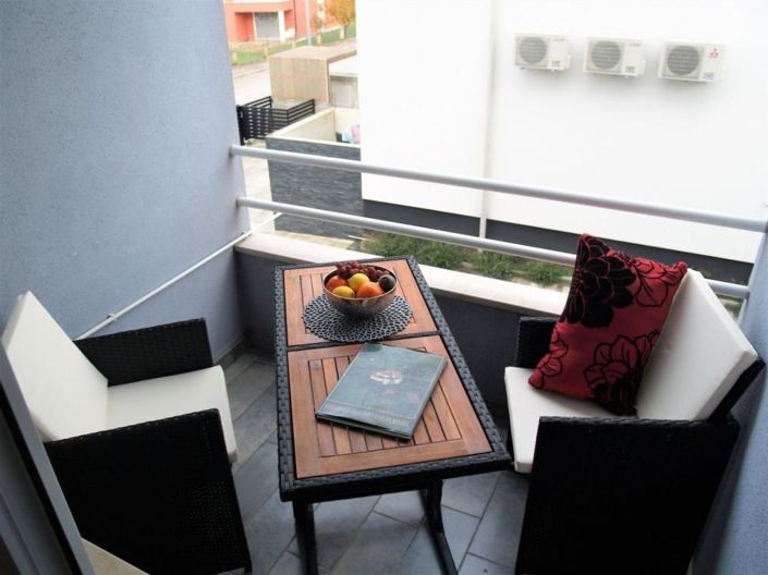 Image No.18-10 Bed Property for sale