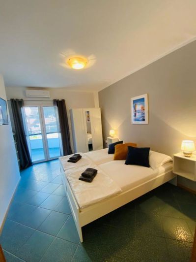 Image No.24-10 Bed Property for sale