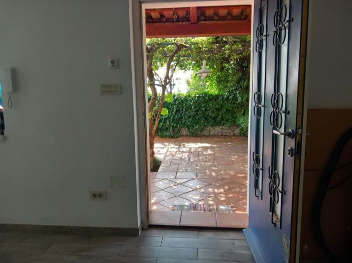 Image No.12-5 Bed Property for sale