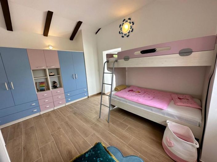 Image No.12-4 Bed Property for sale