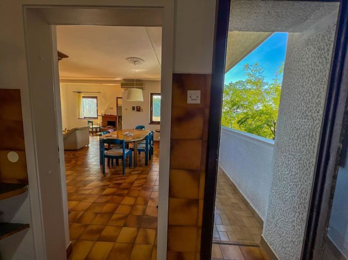 Image No.10-8 Bed Property for sale