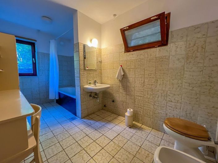 Image No.22-8 Bed Property for sale