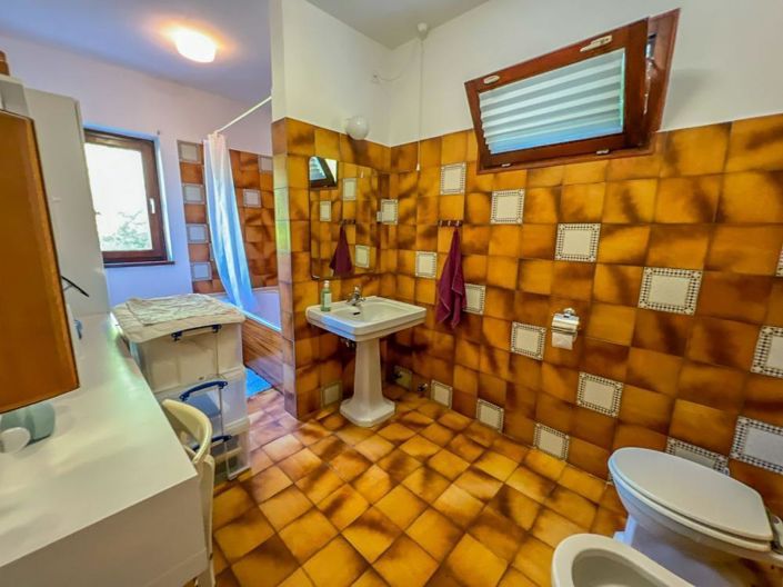 Image No.6-8 Bed Property for sale