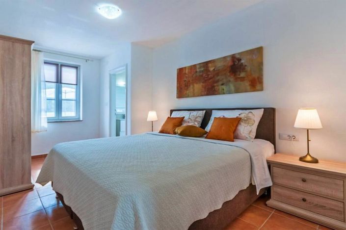 Image No.20-4 Bed Property for sale