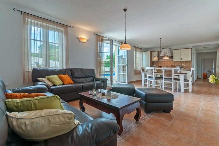 Image No.11-4 Bed Property for sale