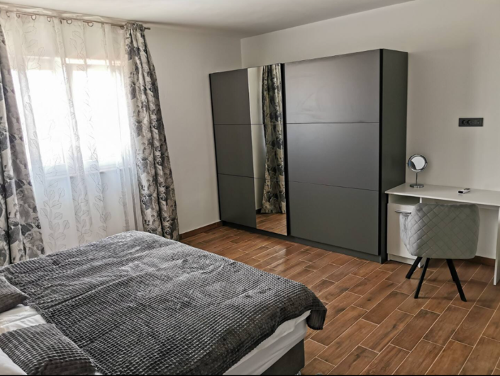 Image No.16-5 Bed Property for sale