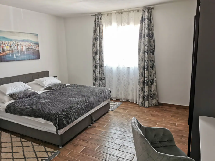 Image No.15-5 Bed Property for sale