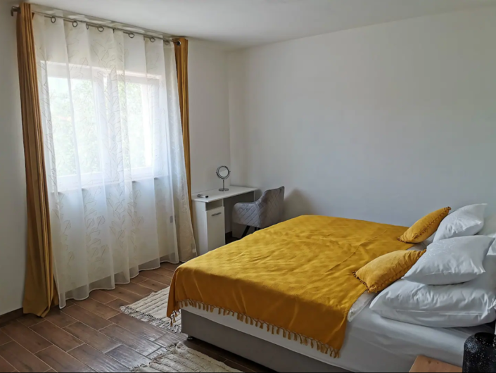 Image No.18-5 Bed Property for sale