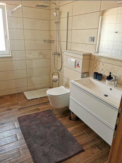 Image No.19-5 Bed Property for sale