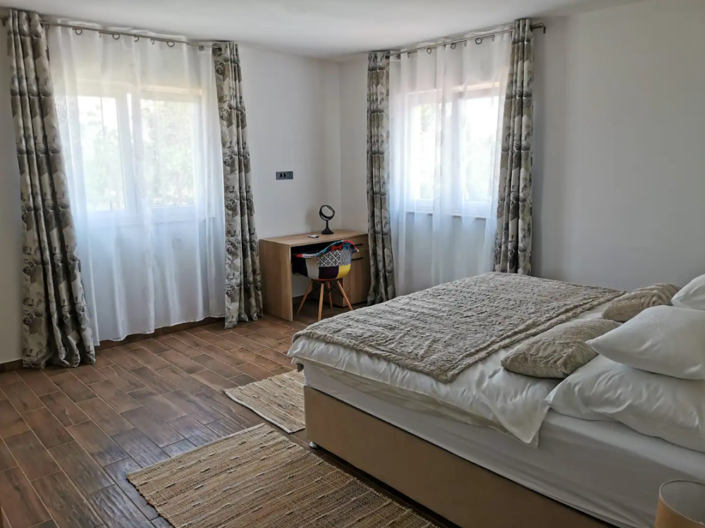 Image No.21-5 Bed Property for sale