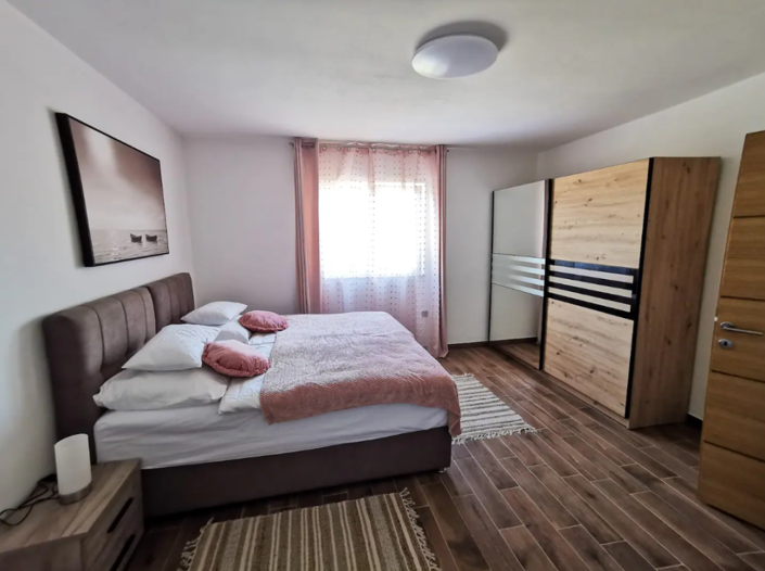 Image No.24-5 Bed Property for sale