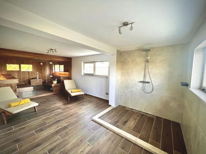 Image No.17-5 Bed Property for sale