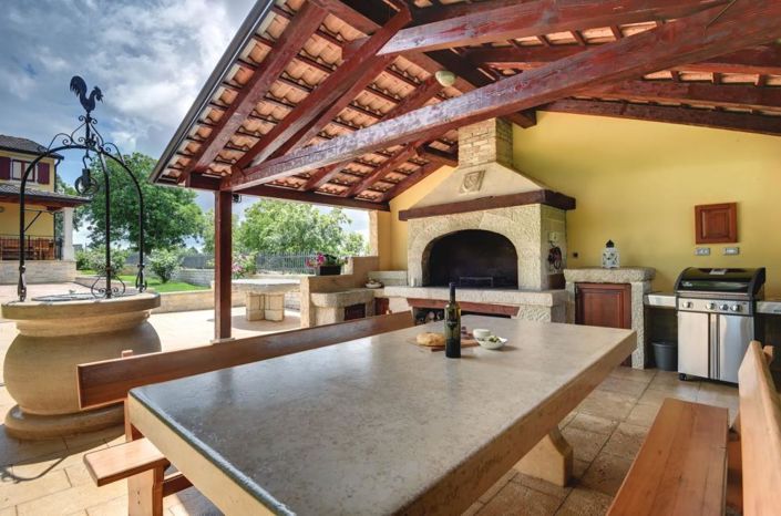 Image No.12-8 Bed Property for sale