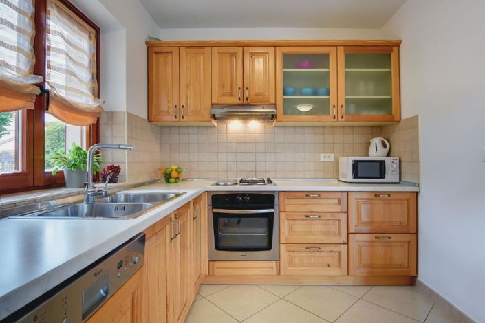 Image No.20-8 Bed Property for sale