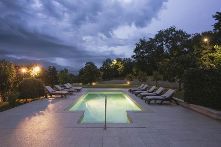 Image No.7-8 Bed Property for sale