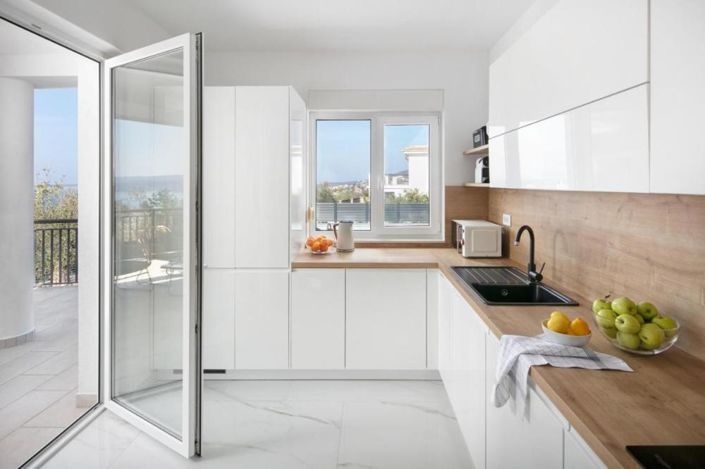 Image No.12-10 Bed Property for sale