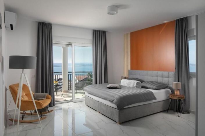 Image No.15-10 Bed Property for sale