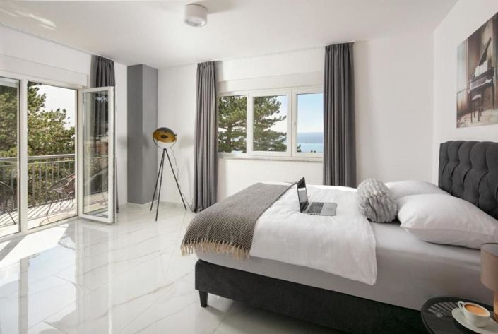 Image No.18-10 Bed Property for sale