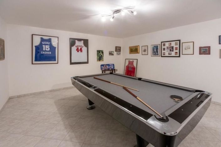 Image No.20-5 Bed Property for sale