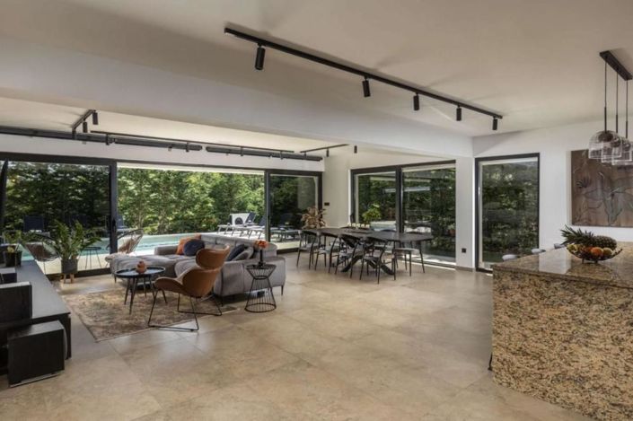 Image No.6-4 Bed Property for sale