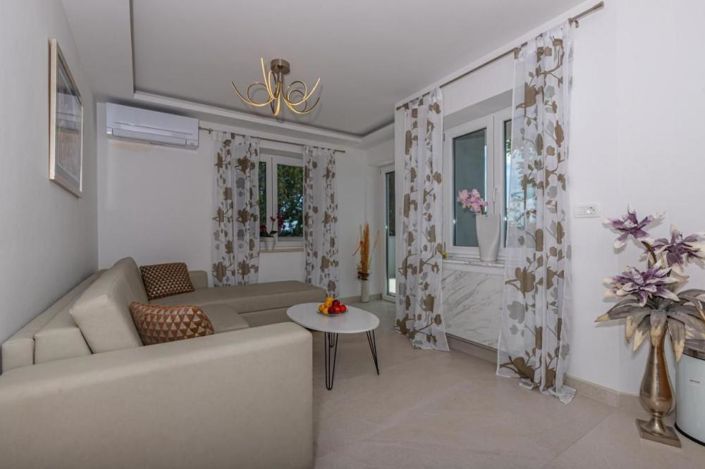 Image No.21-9 Bed Property for sale