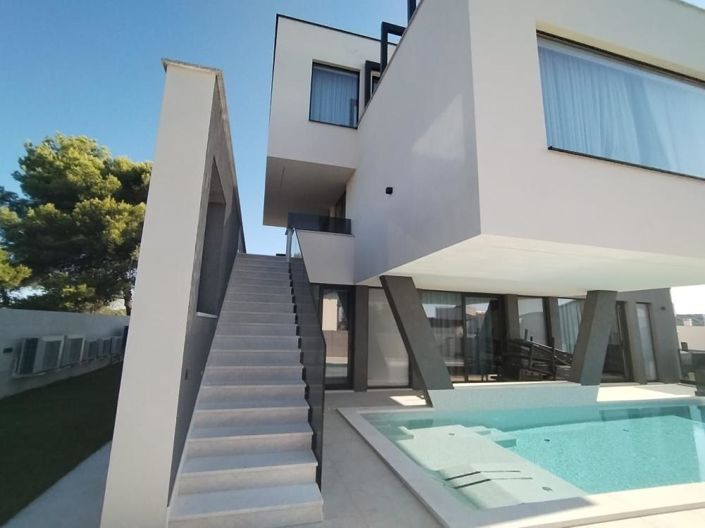 Image No.10-4 Bed Property for sale