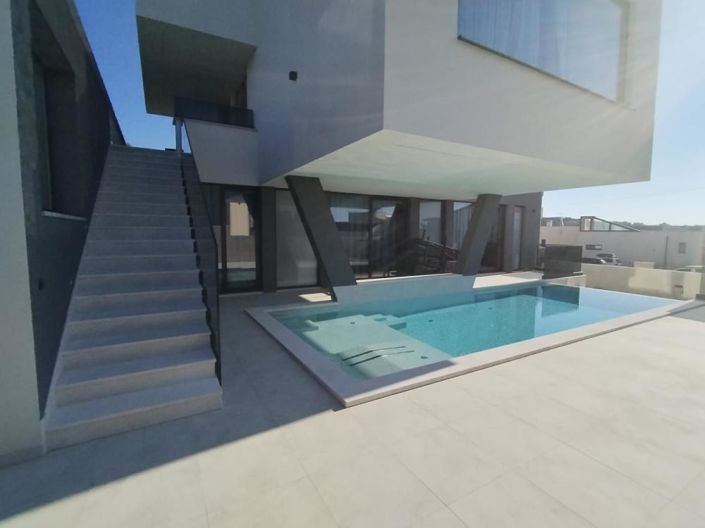 Image No.11-4 Bed Property for sale