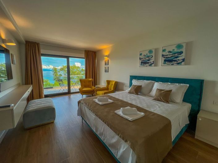 Image No.20-5 Bed Property for sale