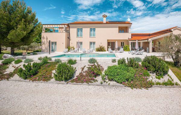 Image No.1-4 Bed Property for sale