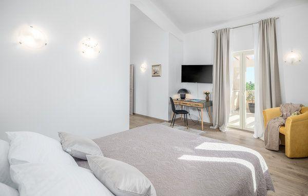 Image No.20-4 Bed Property for sale