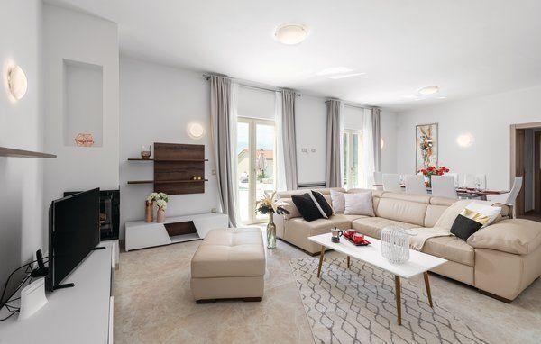 Image No.6-4 Bed Property for sale