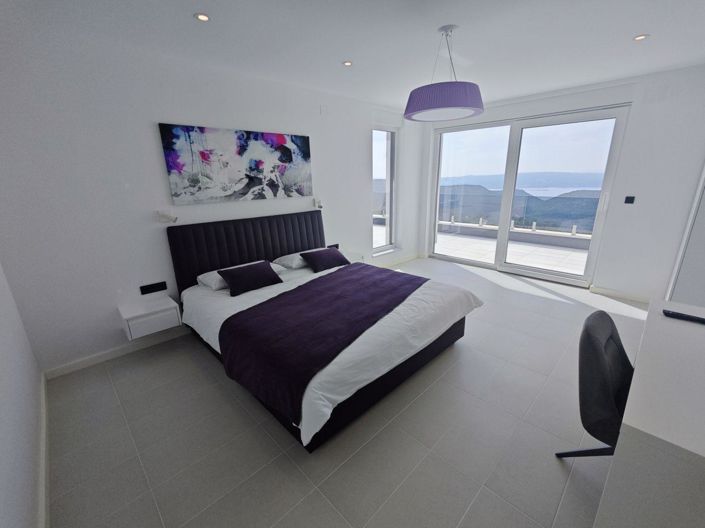 Image No.17-3 Bed Property for sale