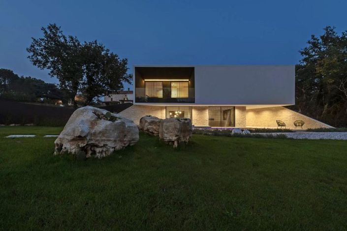 Image No.1-4 Bed Property for sale