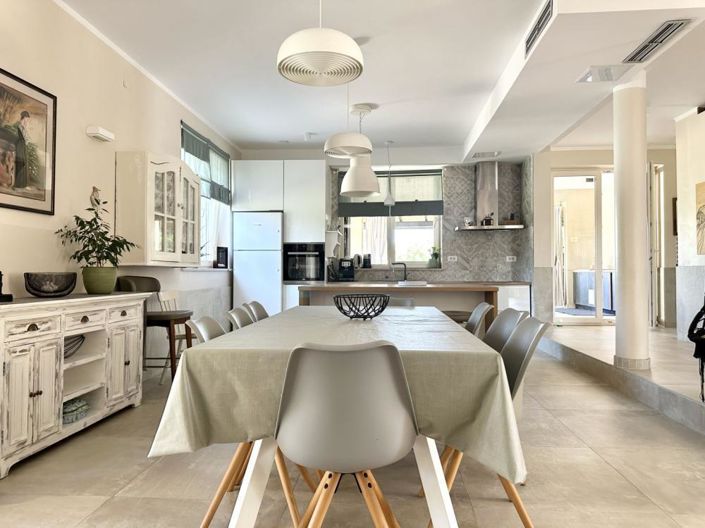 Image No.6-4 Bed Property for sale