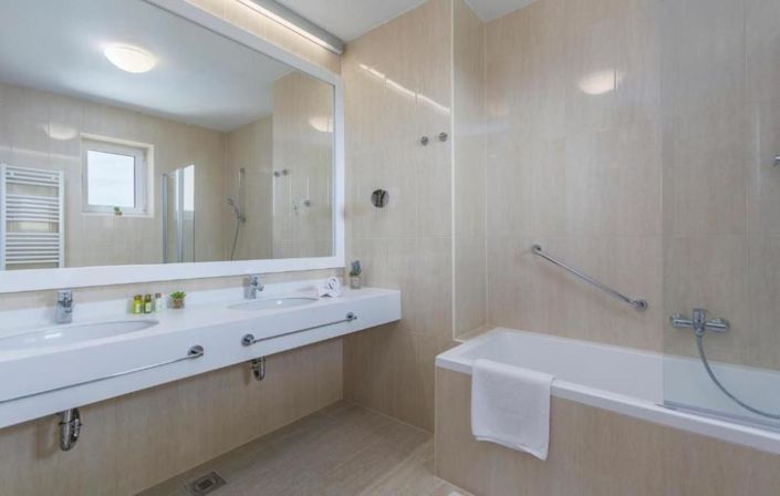 Image No.13-4 Bed Property for sale