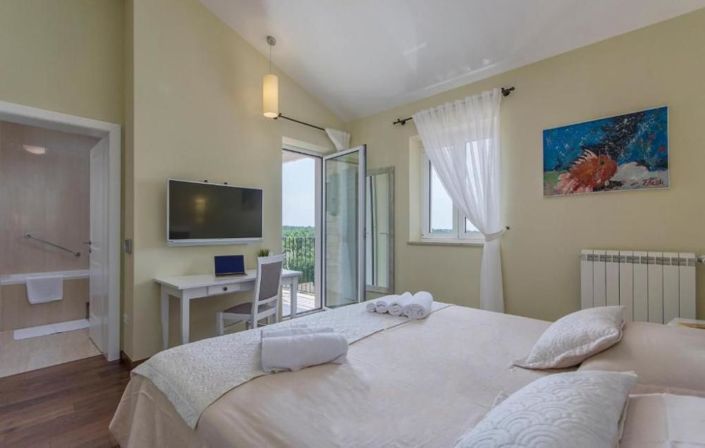 Image No.14-4 Bed Property for sale