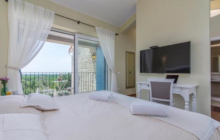 Image No.17-4 Bed Property for sale