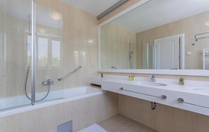 Image No.18-4 Bed Property for sale