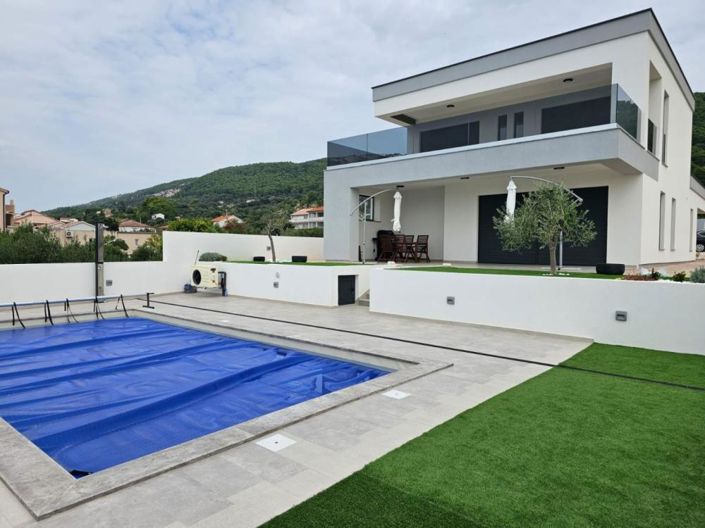 Image No.1-4 Bed Property for sale