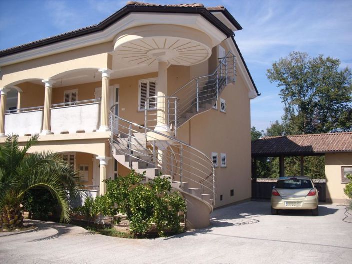 Image No.1-5 Bed Property for sale
