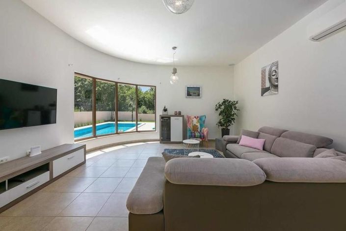 Image No.10-3 Bed Property for sale