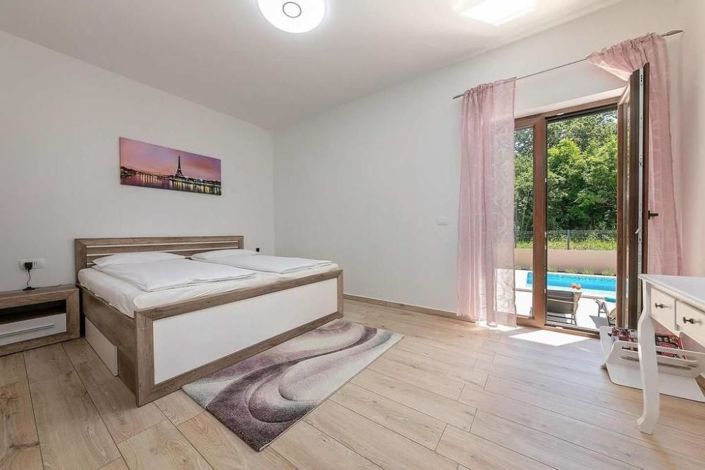 Image No.20-3 Bed Property for sale