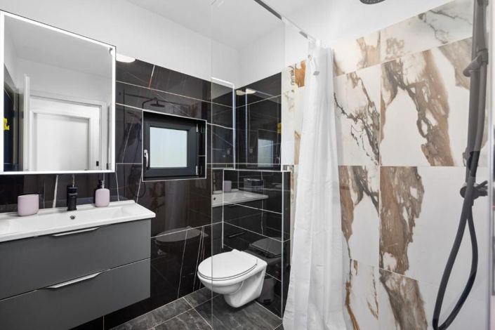 Image No.21-3 Bed Property for sale