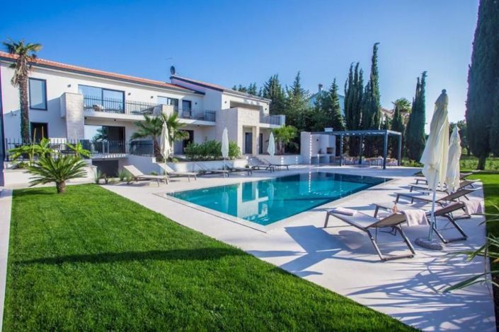 Image No.1-9 Bed Property for sale
