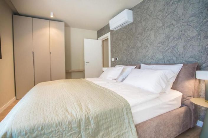 Image No.12-9 Bed Property for sale